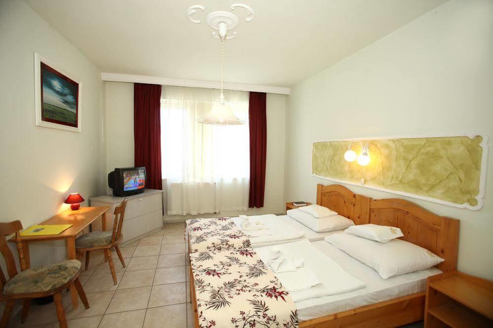 Hotel Korona ไฮจ์ดุสโซบอสโล ภายนอก รูปภาพ