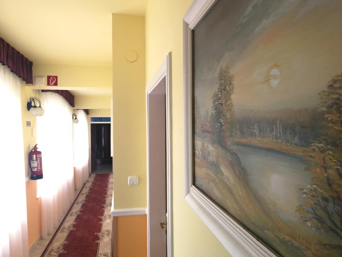 Hotel Korona ไฮจ์ดุสโซบอสโล ภายนอก รูปภาพ