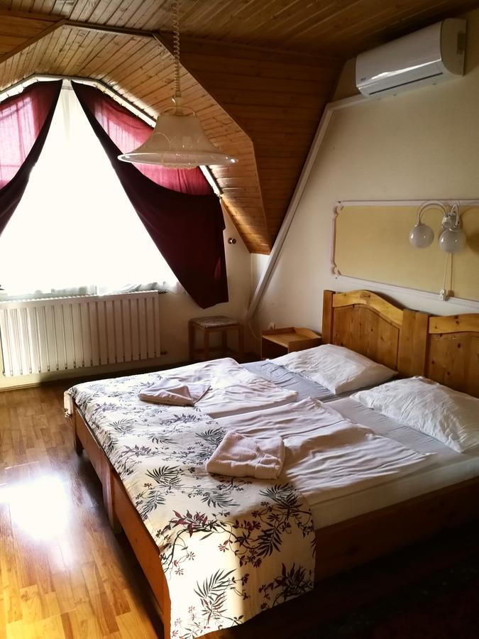 Hotel Korona ไฮจ์ดุสโซบอสโล ภายนอก รูปภาพ