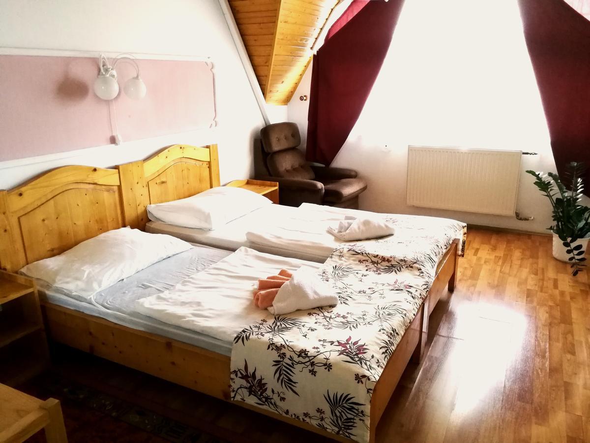Hotel Korona ไฮจ์ดุสโซบอสโล ภายนอก รูปภาพ